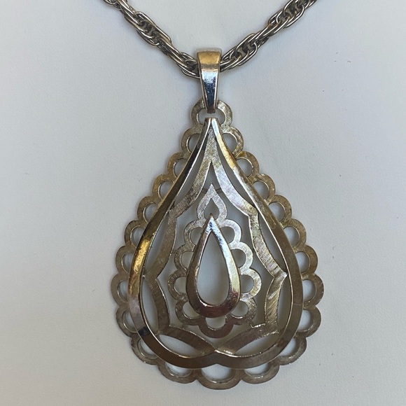 Trifari Vintage Signed Silver Tone Teardrop Pendant Necklace Chunky Scalloped - Picture 7 of 9
